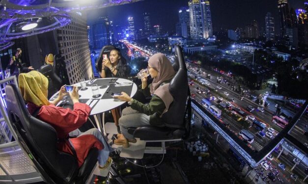 Sensasi makan di restoran melayang “Lounge In The Sky” Jakarta